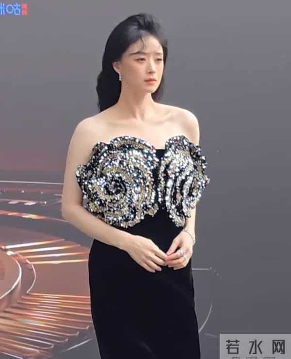 蒋欣终于瘦出新高度，顶级头肩比美爆了，她的“波浪”锁骨更抢镜