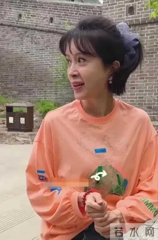 50岁金巧巧被偶遇，网友吐槽：奶奶的脸，孙女的头型，少女的身材