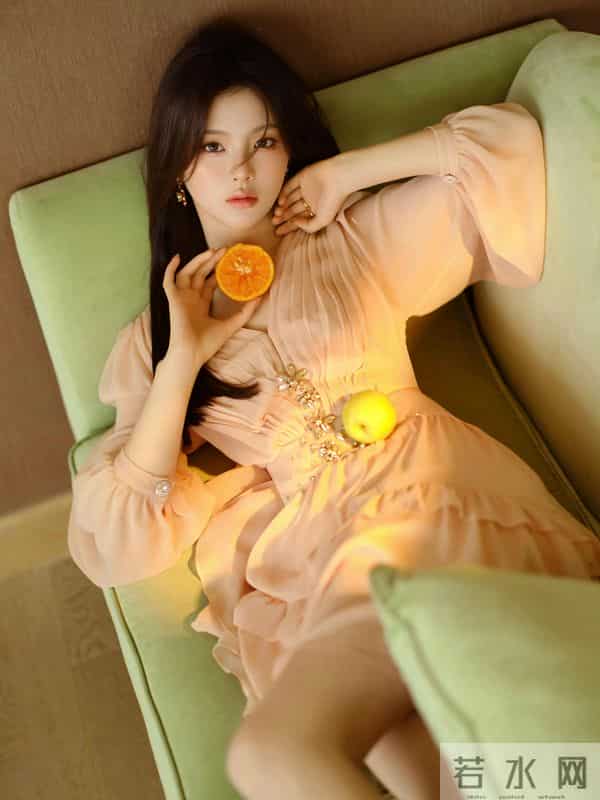 杨超越光脚丫美腿写真好可爱,粉嫩水灵的杨超越