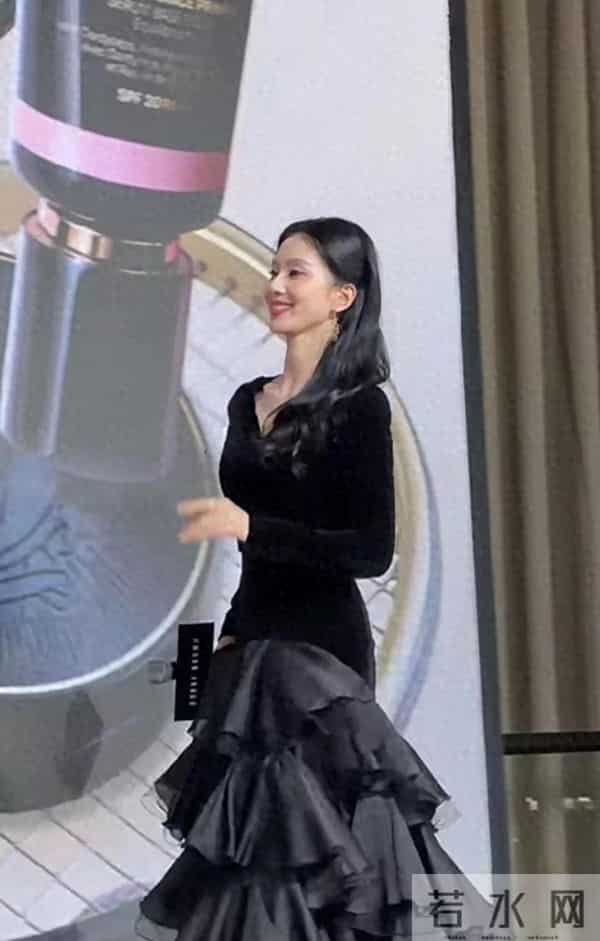 刘诗诗亮相线下活动，黑丝绒简直妈妈级别的美貌，黑发也太显气质