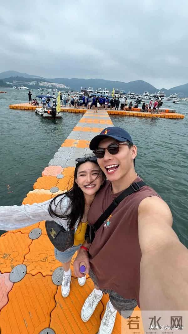 关枫馨与男友游海南岛享受阳光与海滩,穿比基尼喝椰汁舒适又奢华