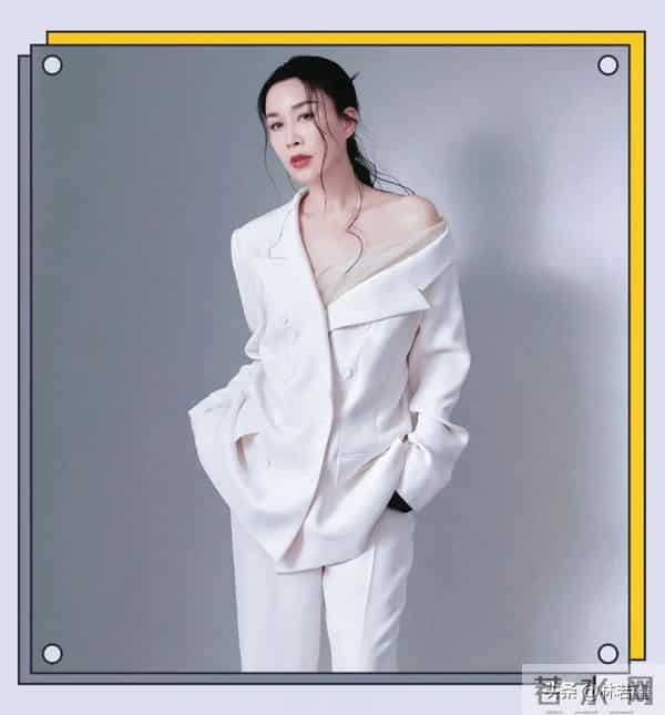 57岁那英与宋佳合唱《一笑而过》,巩俐和李现在台下笑的合不拢嘴