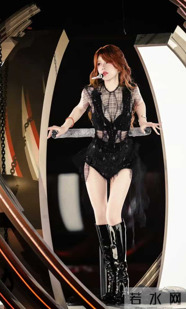 赵露思黑色蕾丝又纯又御，配上长靴简直是把“甜酷”二字玩明白了