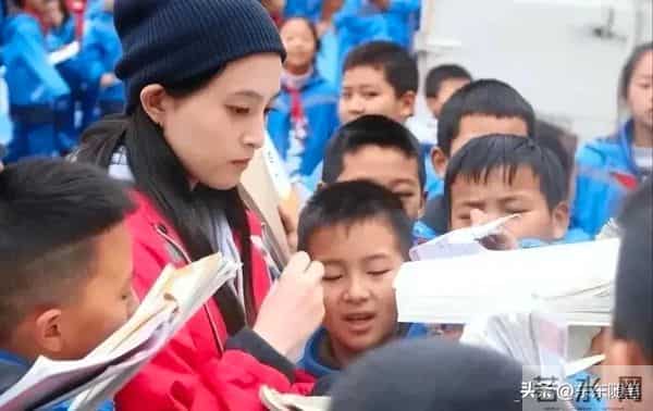 毛阿敏19岁的女儿,竟然是我们熟悉的她!穿红色冲锋衣太清纯了