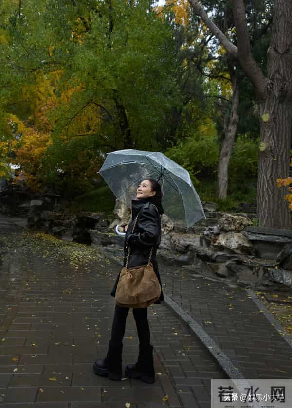 巩俐参加卡地亚活动,60岁依旧很有女王范,完美诠释岁月不败美人