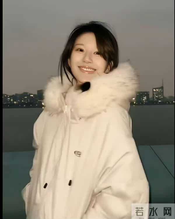 赵露思爆剧红利：穿高定跳热舞，宣布加入新公司，对着粉丝嗷嗷哭