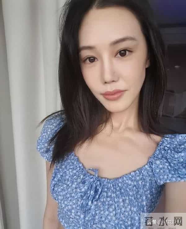 母亲是影后，丈夫是著名演员，公公是央视名嘴，34岁的她在当网红