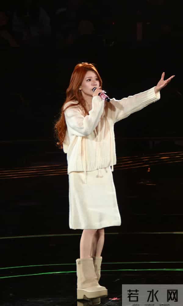 赵露思27岁生日音乐会，染红发穿衬衫热裤，用实力强势回归