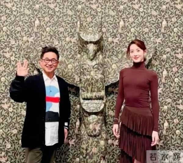 章泽天在英国和一帮富商共进晚餐,紧身衣,身材好