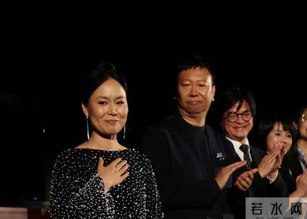 杀夫坐牢16年,惨遭亲儿子记恨,出狱后她以素人身份拿下国际影后