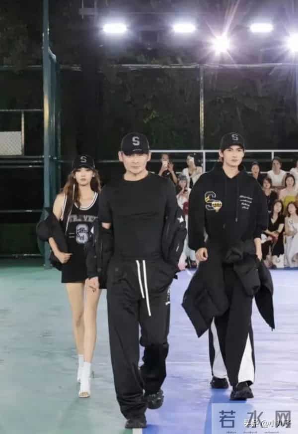 景岗山儿女高颜值惊艳全场，混血儿子浓眉大眼，女儿高挑辣眼吸睛