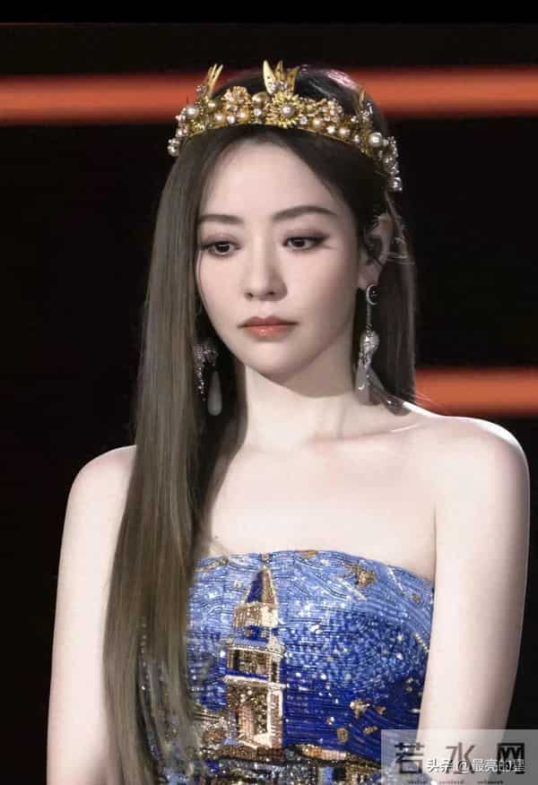 张靓颖这个妆容和服饰，简直美成神了，这妆容太适合她了，绝了