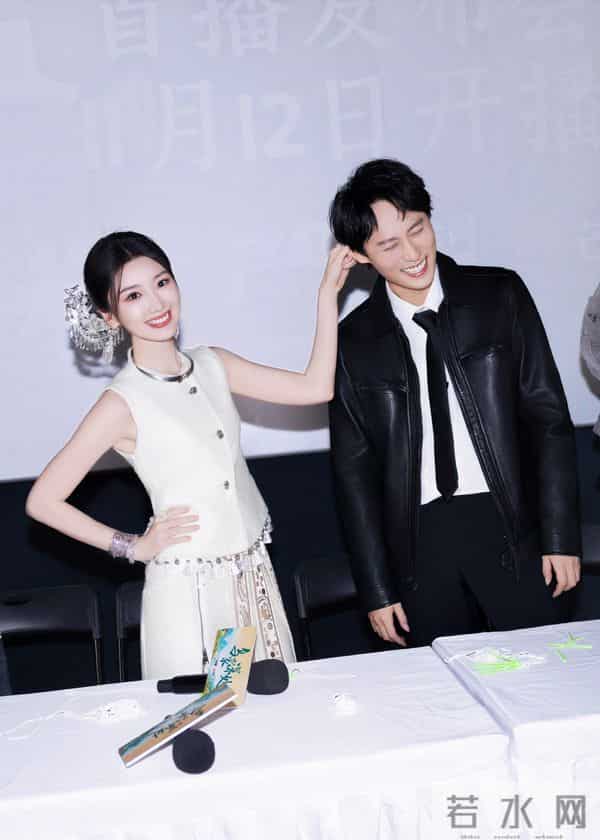 毛晓彤出席线下活动,又漂亮又明媚,皮肤白到发光少女感十足呀!