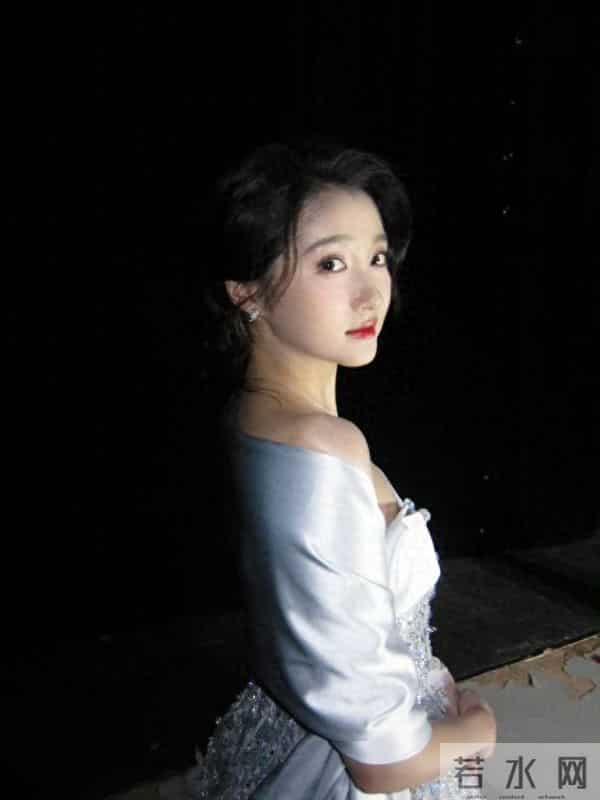 关晓彤时装秀来了