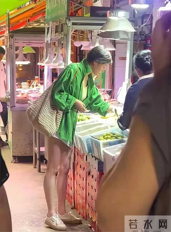 53岁吴越现身云南市场保养的真好在电视剧里不是美女但现实也惊艳