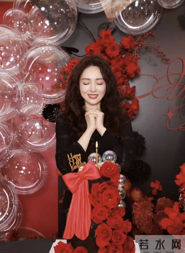 董璇46岁庆生照孕味明显，端蛋糕腹部微隆起，女儿小酒窝颜值出众