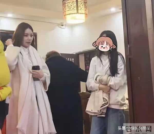 马筱梅好友透露,玥儿已认马筱梅为妈妈,一家人相处和谐很有爱