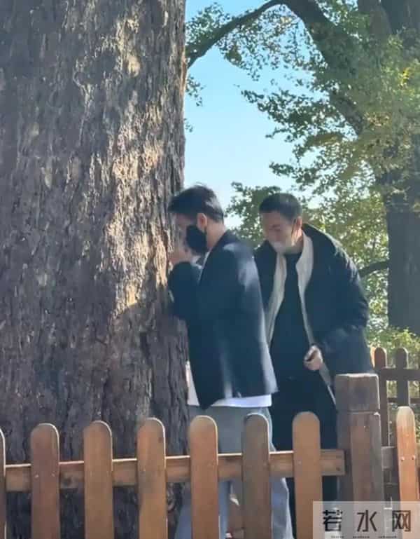 李乃文的笨办法管用，不劝，只把辣锅换成清汤，把香菜挑干净