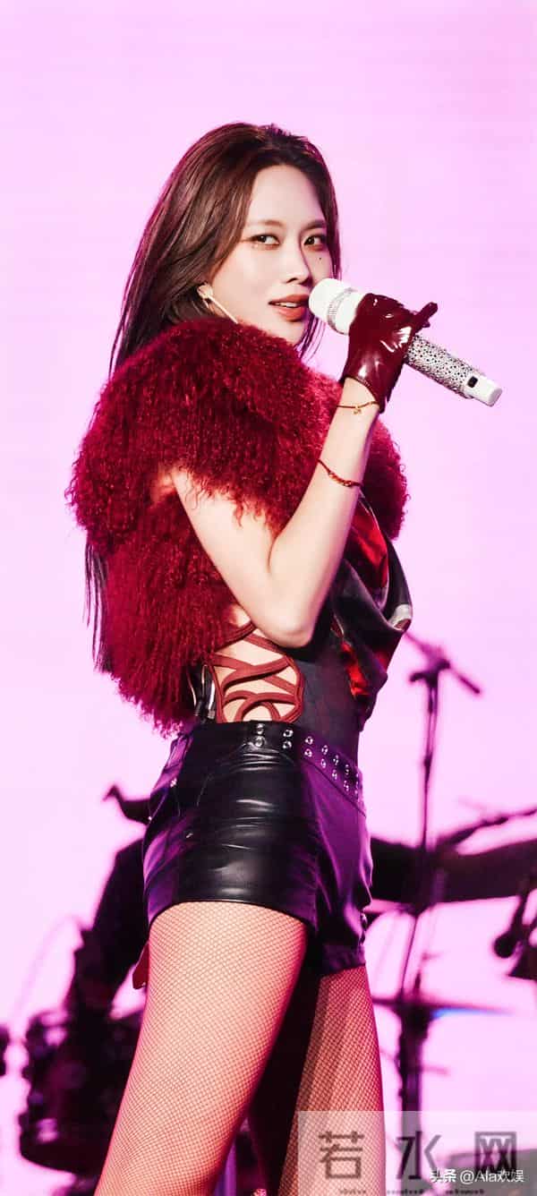 【王霏霏】美腿穿红色小细网丝袜魅力十足 现身贵阳汽水音乐节舞台