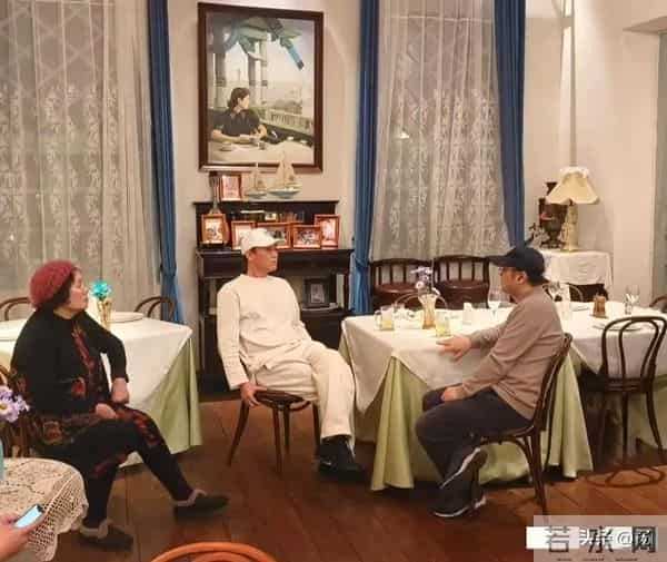 51岁李乃文哈尔滨和朋友聚餐，白色短袖上衣又高又瘦，状态像40岁