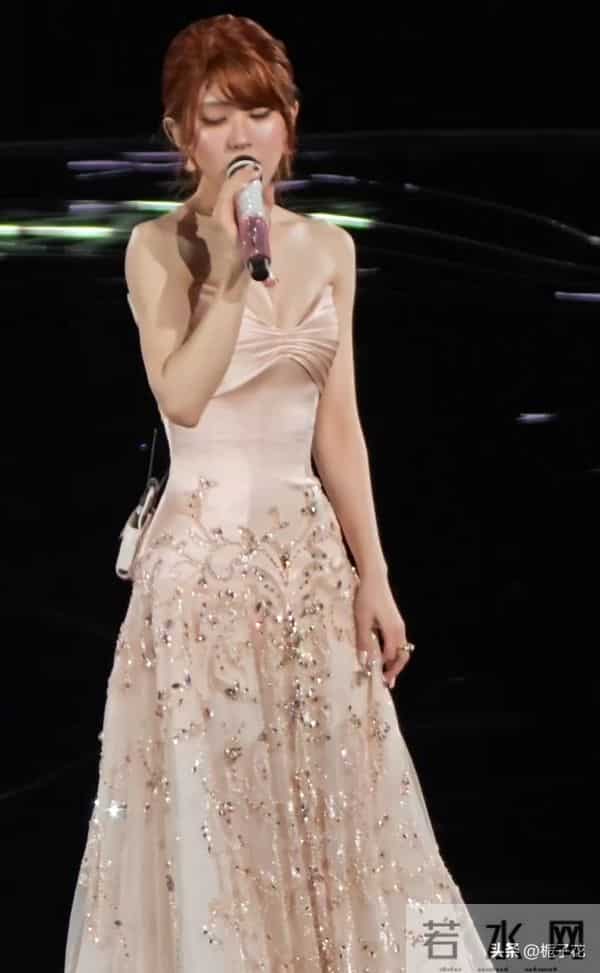 赵露思在音乐会上这身装扮太美了吧,身材好高挑,腰肢纤细 美极了