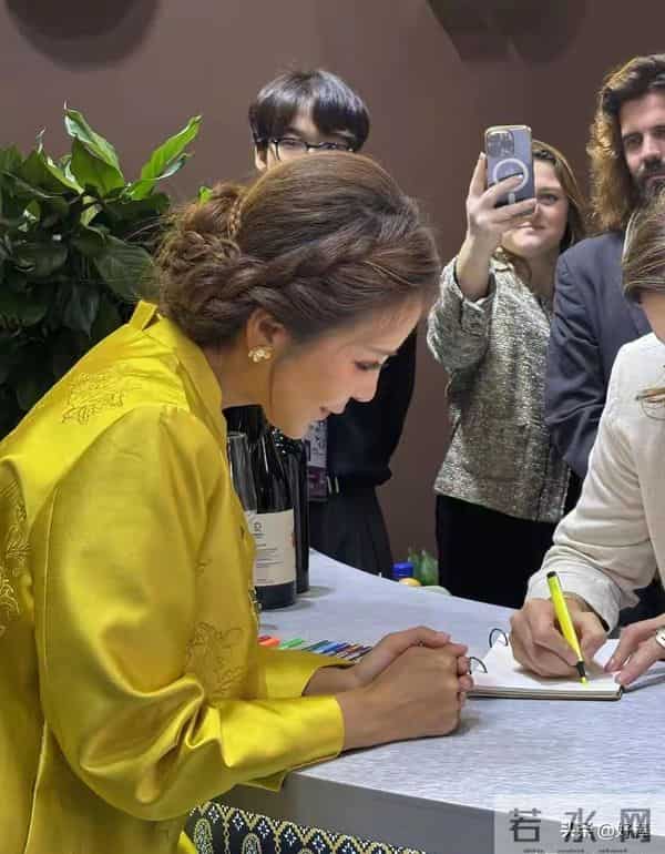 52岁朱迅现身上海进博会，穿黄色新中式上衣，尽显知性温婉与大气