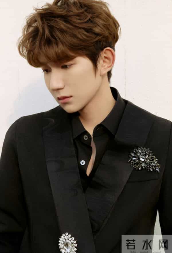 一场生日，戳穿25岁王源江湖地位，易烊千玺确实一个字都没说错