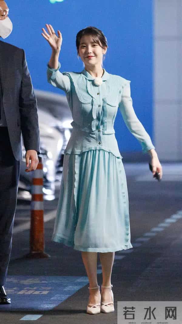 iu李知恩透视裙和白色高跟鞋很有成熟女人的味道