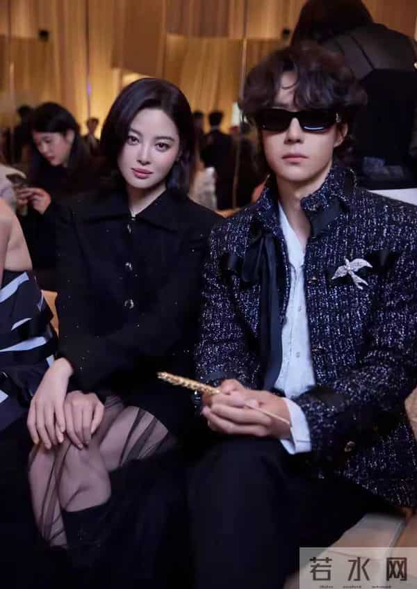 看看辛芷蕾和张颂文及冯绍峰的座驾，你就知道张颂文有多么节俭了