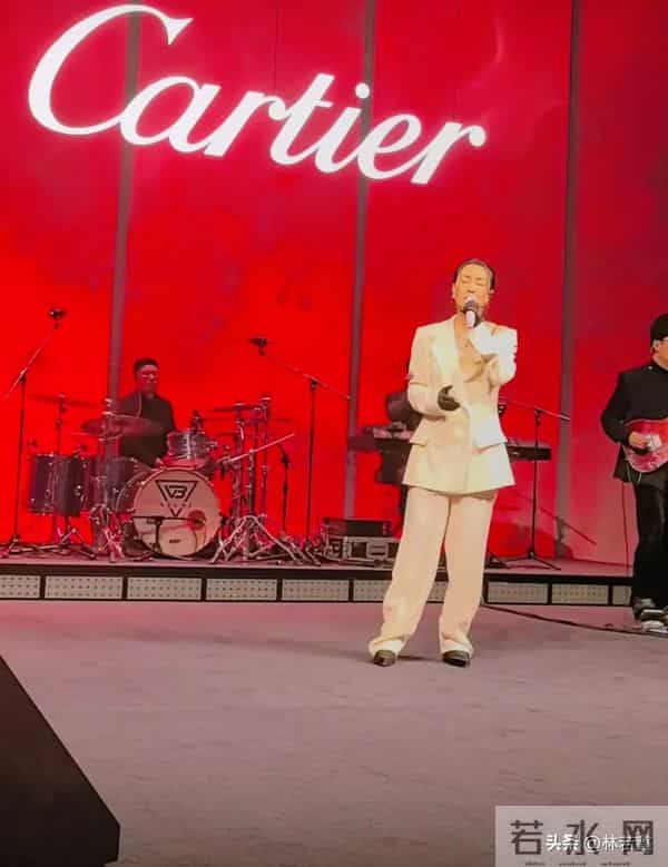 57岁那英与宋佳合唱《一笑而过》,巩俐和李现在台下笑的合不拢嘴