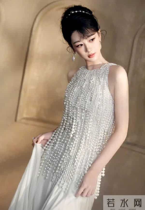杨紫 生日写真 白色珍珠礼服来自Georges Hobeika 23春夏高定