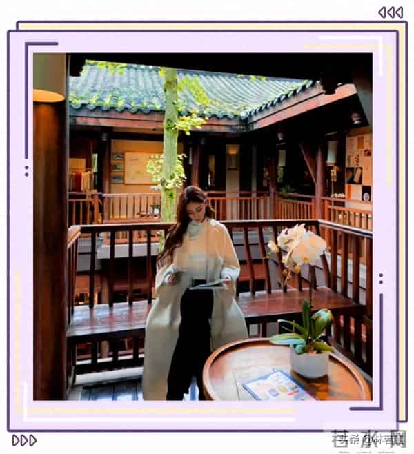 马筱梅晒青城山度假视频，孕肚明显像五六个月，蹲着摸狗，引热议