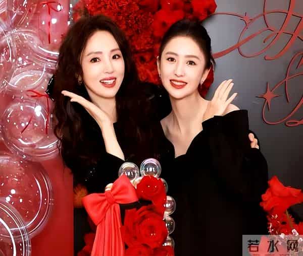 董璇46岁生日照,手捧蛋糕小腹隆起,张维伊站C位风头尽显