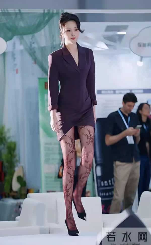 李沅桐亮相国际泉愈博览会 紫包臀裙配红花纹丝袜 韵味十足美腿吸睛