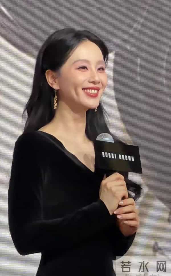 刘诗诗亮相线下活动,黑丝绒简直妈妈级别的美貌,黑发也太显气质