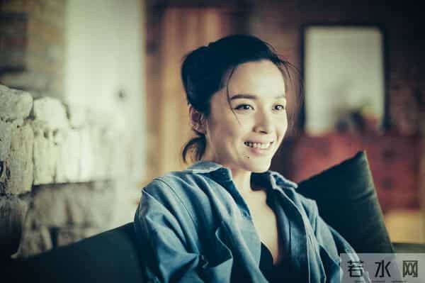 她26岁成双料影后,二婚嫁靳东高龄生下两子,今48岁美得自信从容