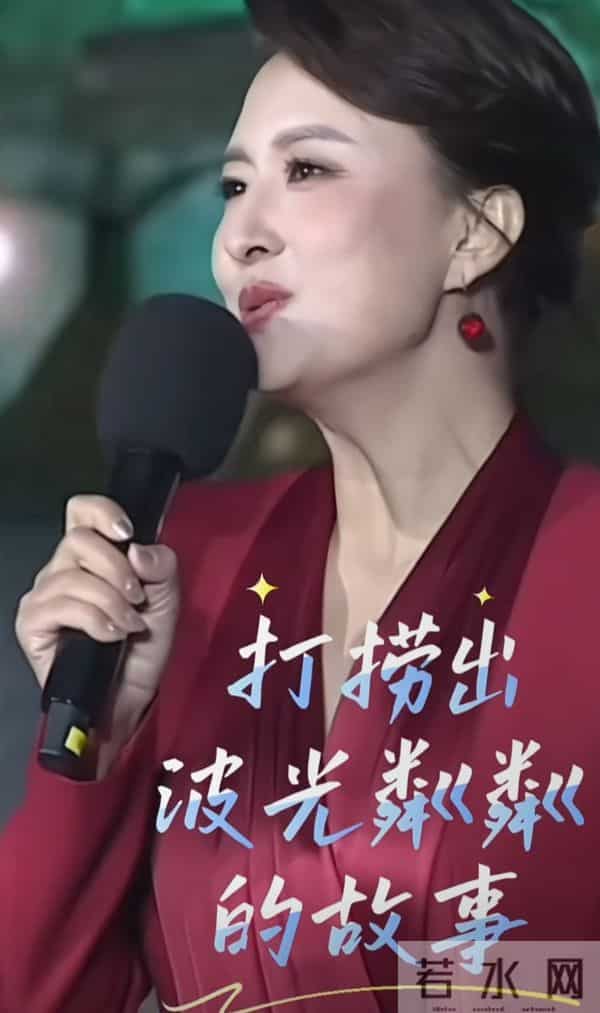 张蕾谈剧本演员重要性，着酒红深V套装，优雅主持尽显专业风采