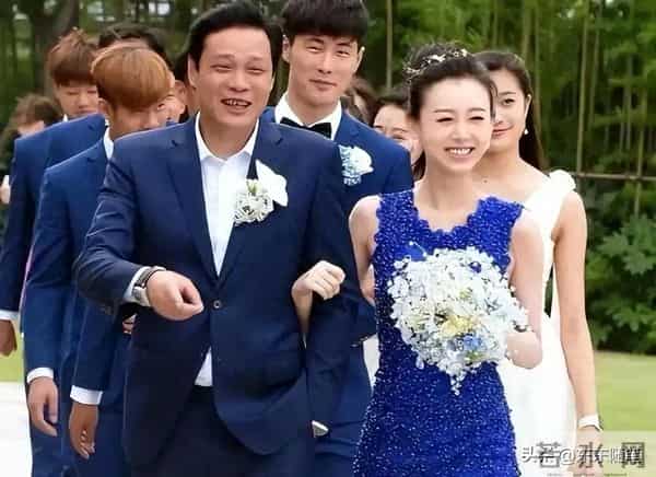 范志毅夫妇立冬逛街，差17岁被认成父女俩，老婆个高漂亮但管得严