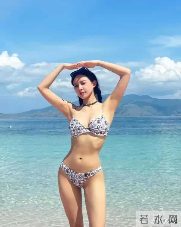 程潇海滩比基尼炸了!马甲线+S曲线,真是“人间尤物”