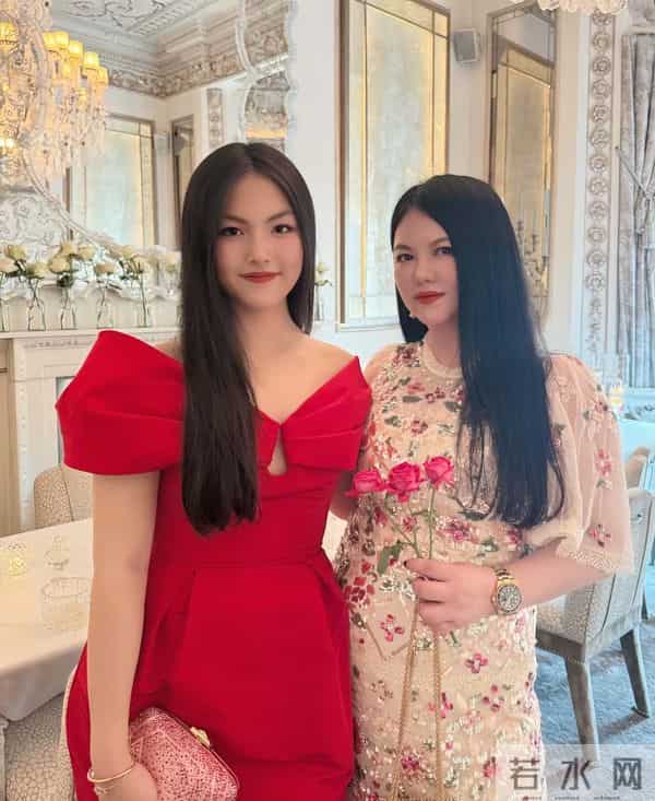 李湘回湖南娘家!父母住大别墅,客厅堆满鲜花,她却不敢露全脸