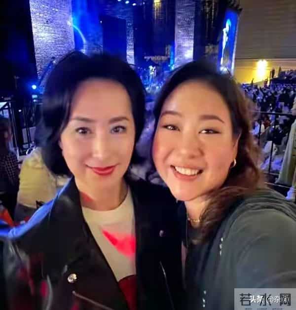 63岁何超琼香港为干女儿庆生，送哪吒蛋糕，幸福氛围拉满