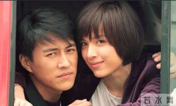 她26岁成双料影后,二婚嫁靳东高龄生下两子,今48岁美得自信从容