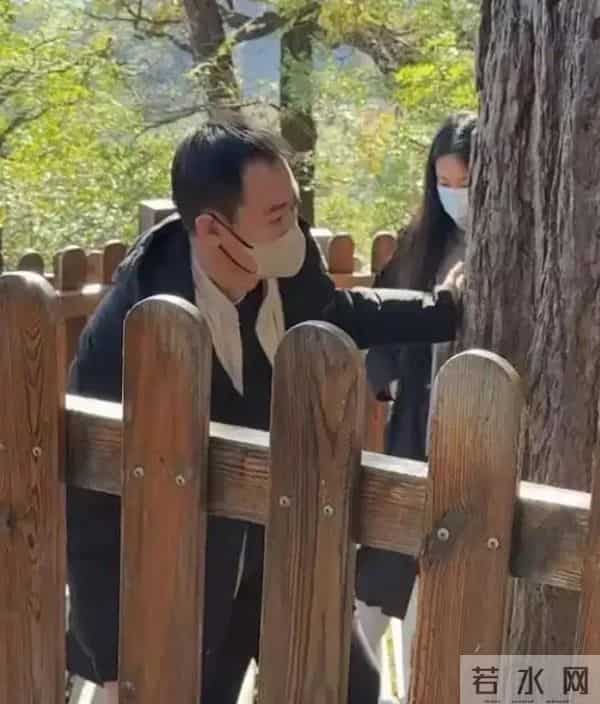 李乃文的笨办法管用，不劝，只把辣锅换成清汤，把香菜挑干净