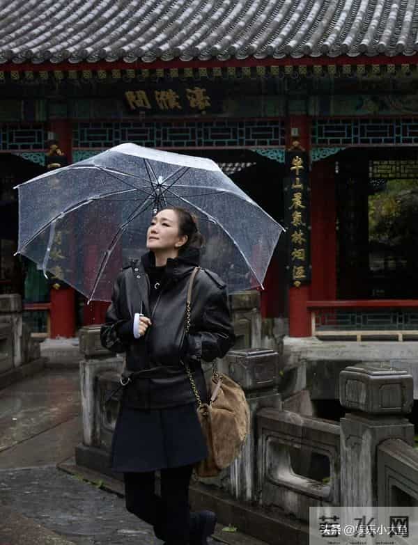 巩俐参加卡地亚活动,60岁依旧很有女王范,完美诠释岁月不败美人