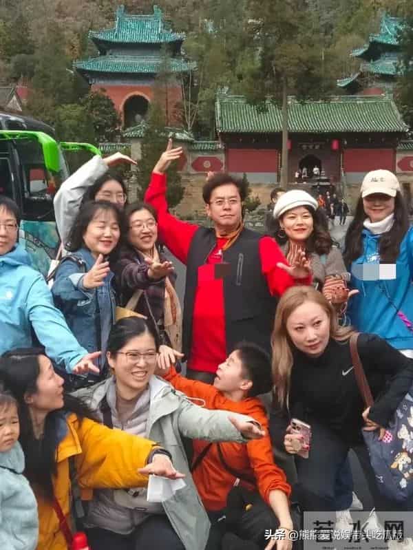 75岁谭咏麟到武当山旅游，被一帮阿姨围堵追星，引发不小骚动
