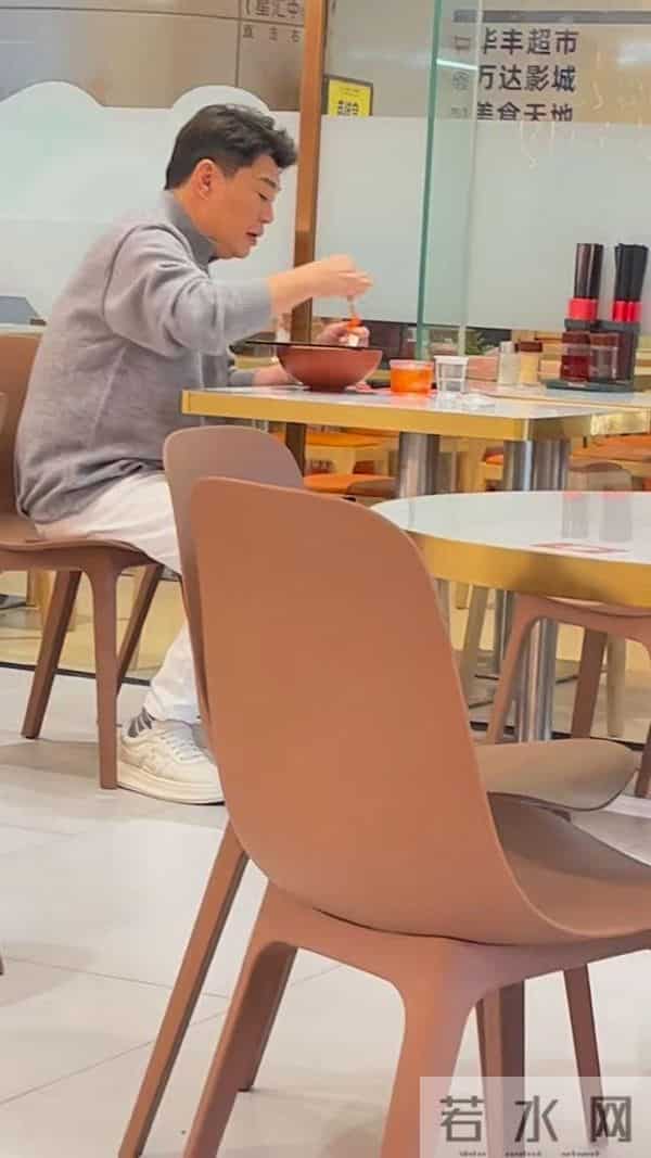 香港知名谐星被偶遇,12月在内地举办个唱,被好友指赚钱多又吝啬