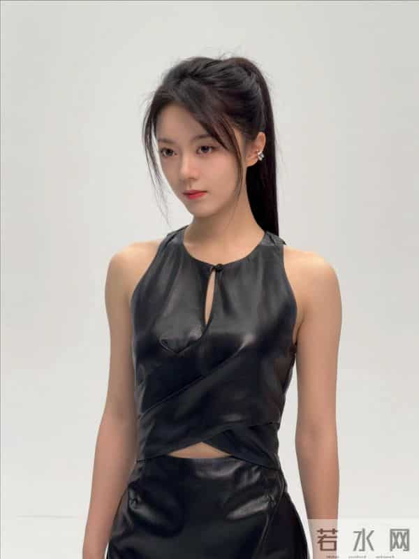 赵今麦长大了!穿油亮黑丝黑裙造型,性感值拉满!