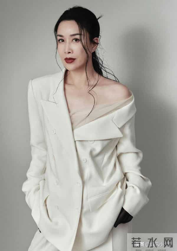 那英出席卡地亚高级珠宝晚宴,穿露肩白色西服套装气场全开好美