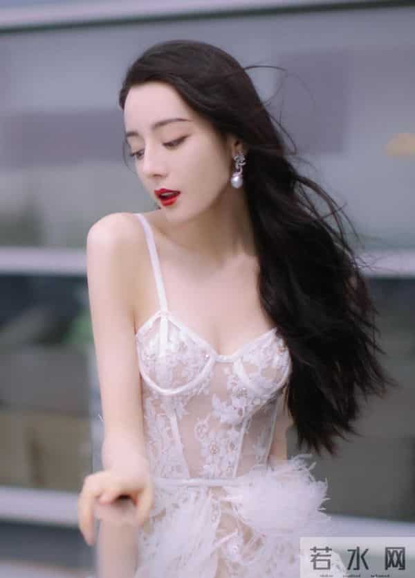 迪丽热巴性感蕾丝小吊带