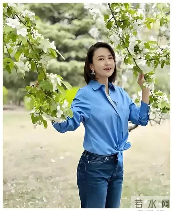 46岁前央视主持人张蕾出游状态超绝，高挑时髦、气色红润显年轻